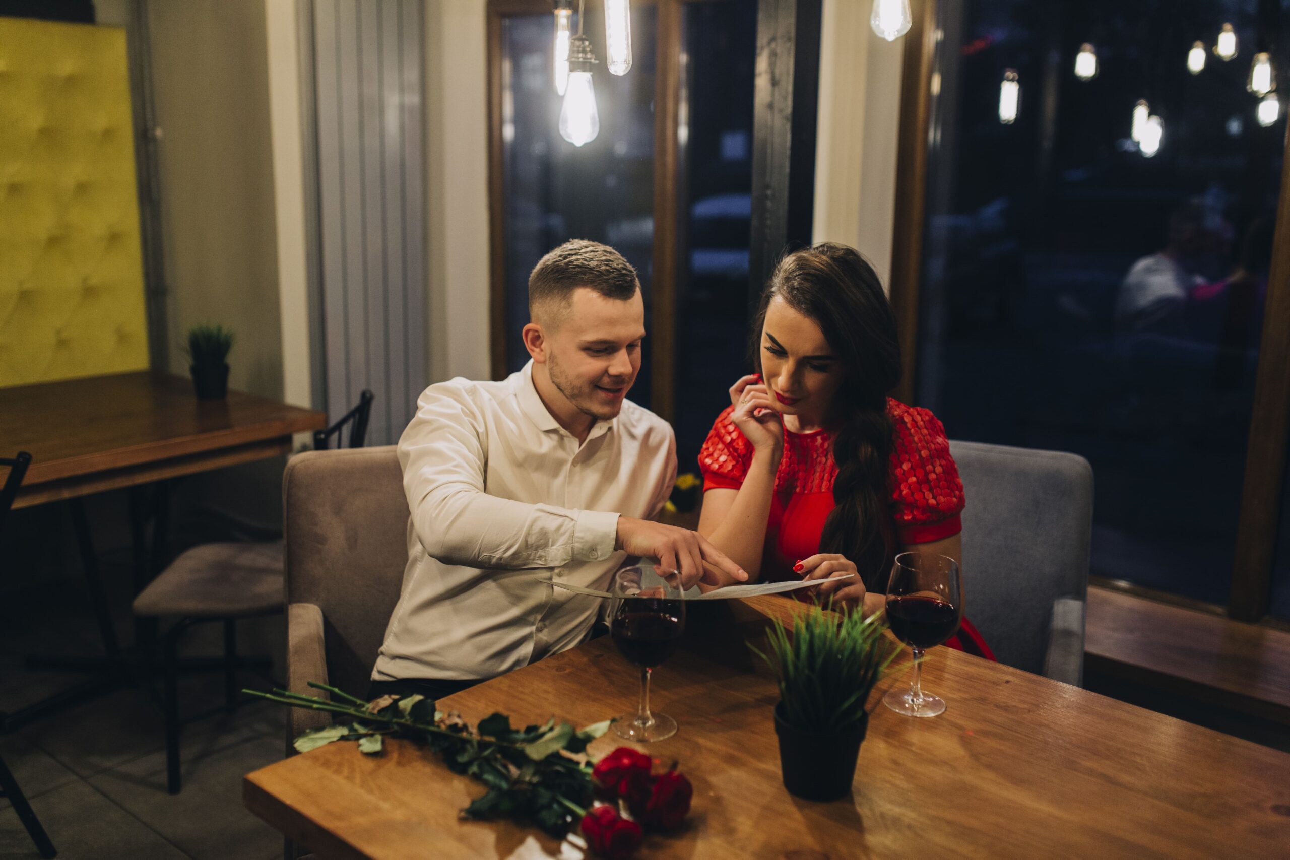 Organisieren Sie eine Überraschungs-Date-Night mit Aktivitäten, die sie liebt.