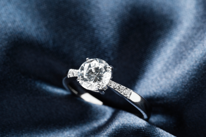 Klassischer Diamant-Ring - Symbol der Ewigkeit und Liebe!