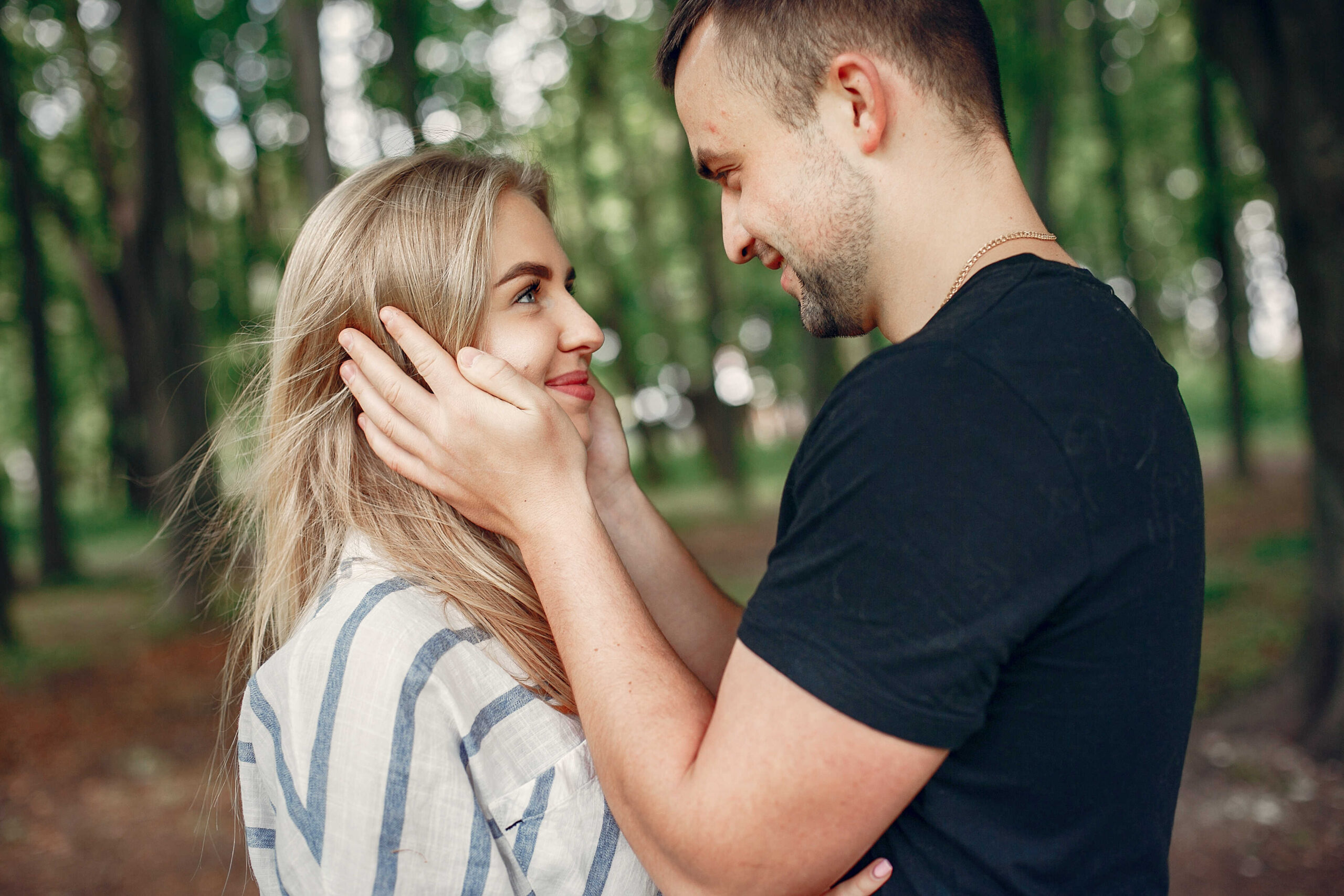 An diesem Tag der Liebe erinnere ich mich daran, wie viel Glück ich habe, dich an meiner Seite zu haben. Alles Gute zum Valentinstag, meine Liebe!