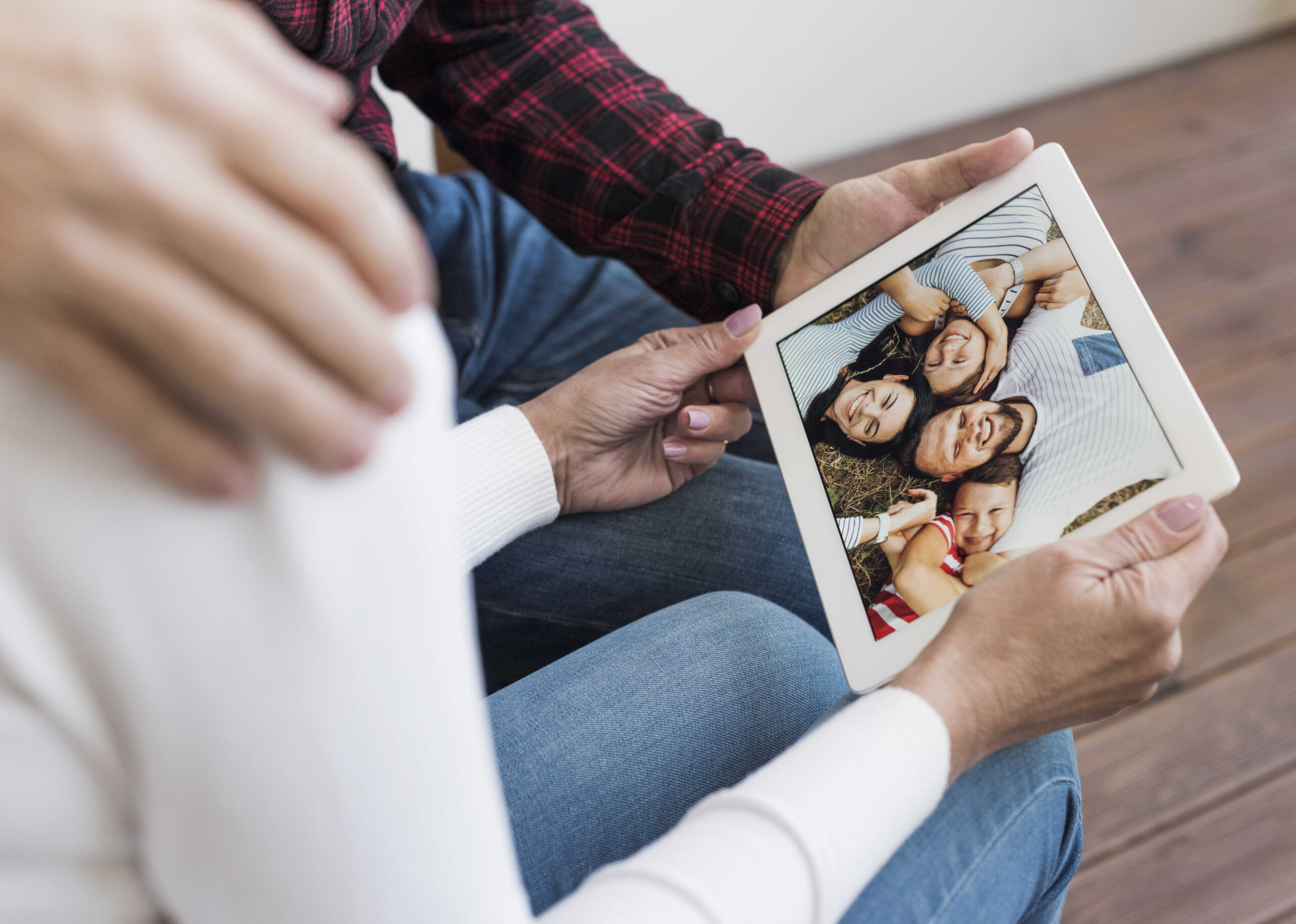 Bemalte Ostereier mit Familienportraits