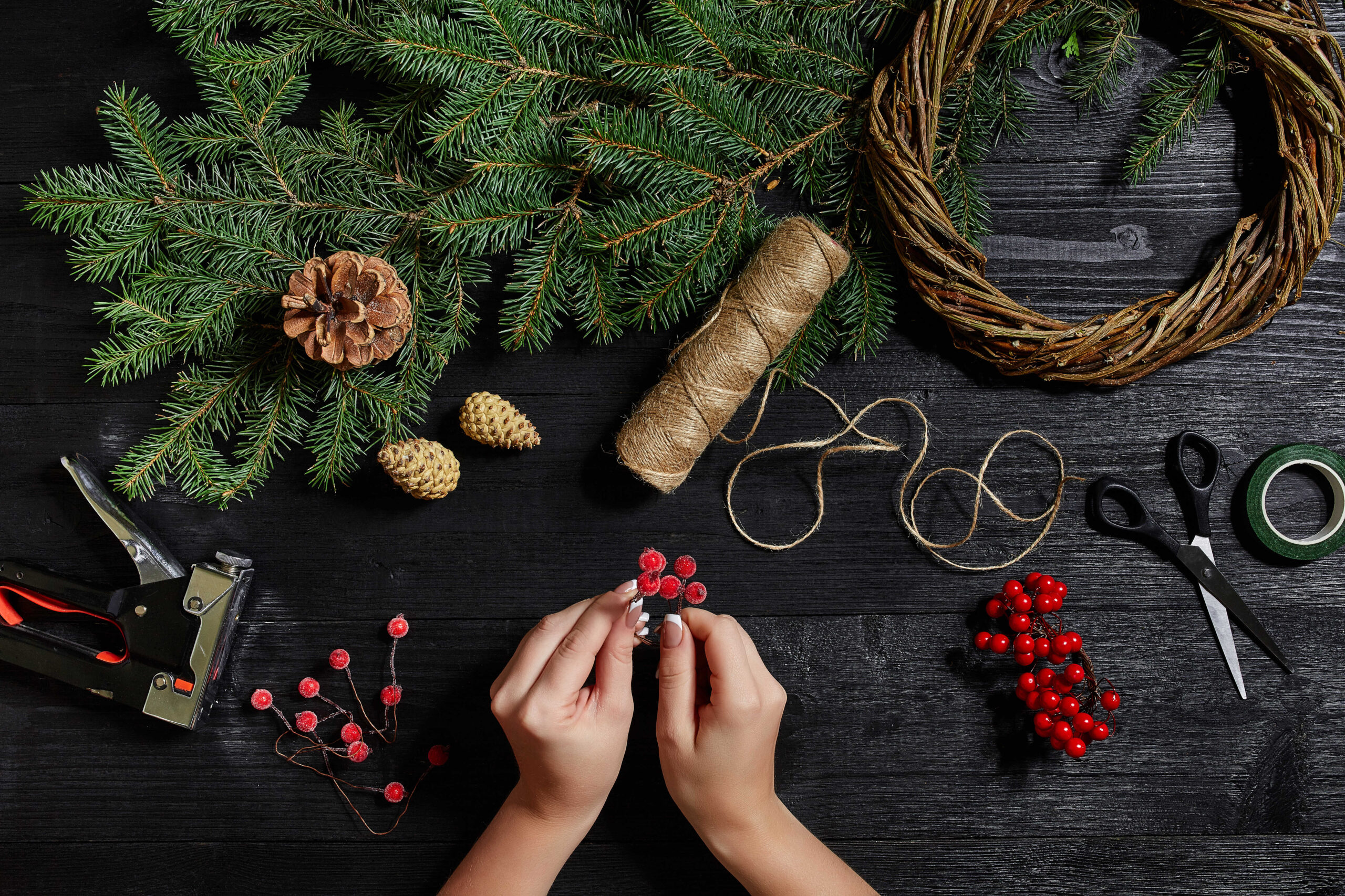 Selbstgemachter Christbaumschmuck als geschenkideen für die oma, der den Weihnachtsbaum in einzigartiger Weise schmückt