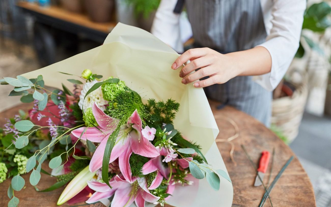 Blumenstrauß als Geschenke mit folie einpacken